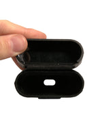 Custodia per Airpods in pelle nera con logo in metallo