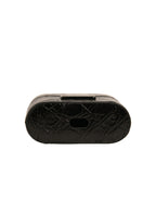 Airpods-Hülle aus schwarzem Leder mit Metall-Logo-Plakette