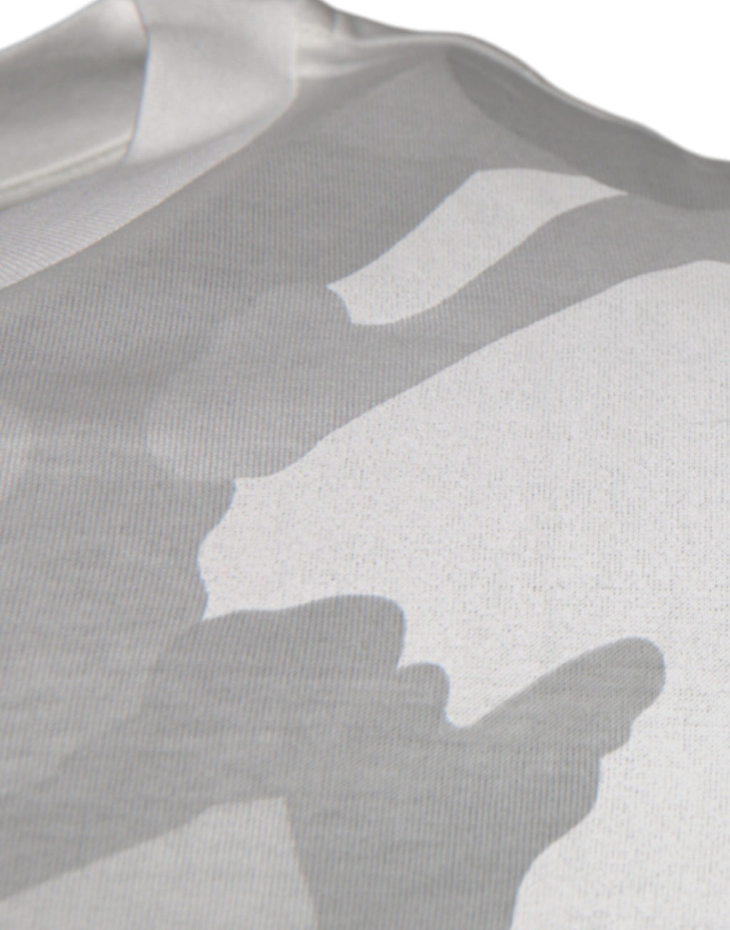 Weiß-graues Baumwoll-T-Shirt mit Rundhalsausschnitt und Camouflage-Muster