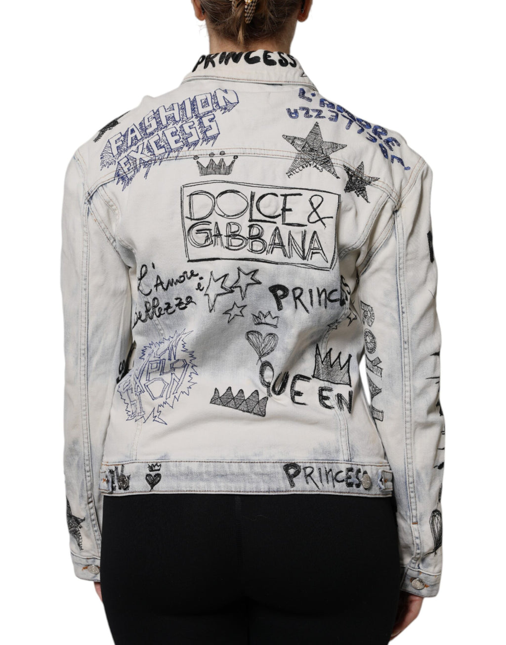 Hellblaue Jeansjacke mit Graffiti-Knopfleiste