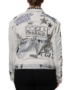 Hellblaue Jeansjacke mit Graffiti-Knopfleiste