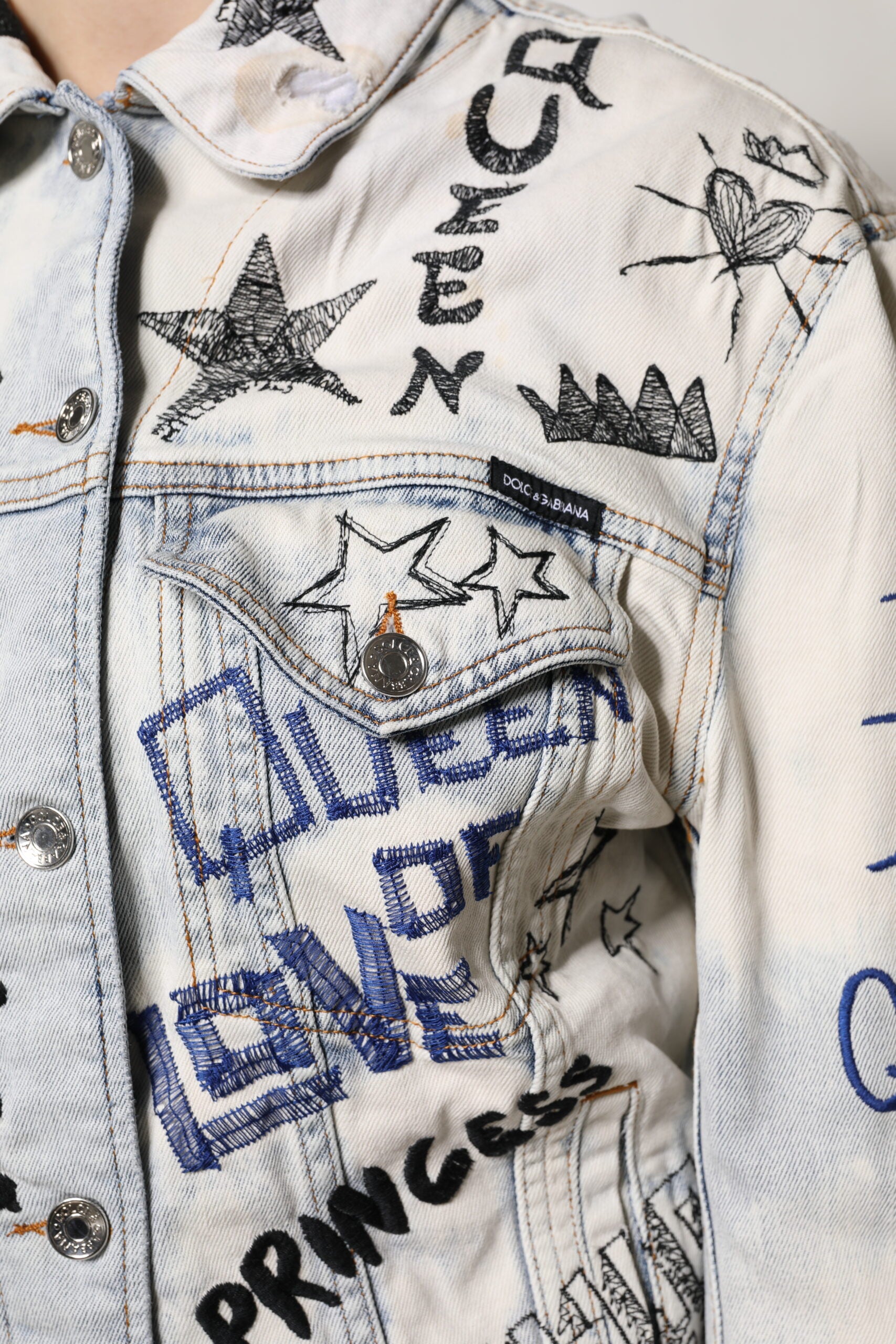 Hellblaue Jeansjacke mit Graffiti-Knopfleiste