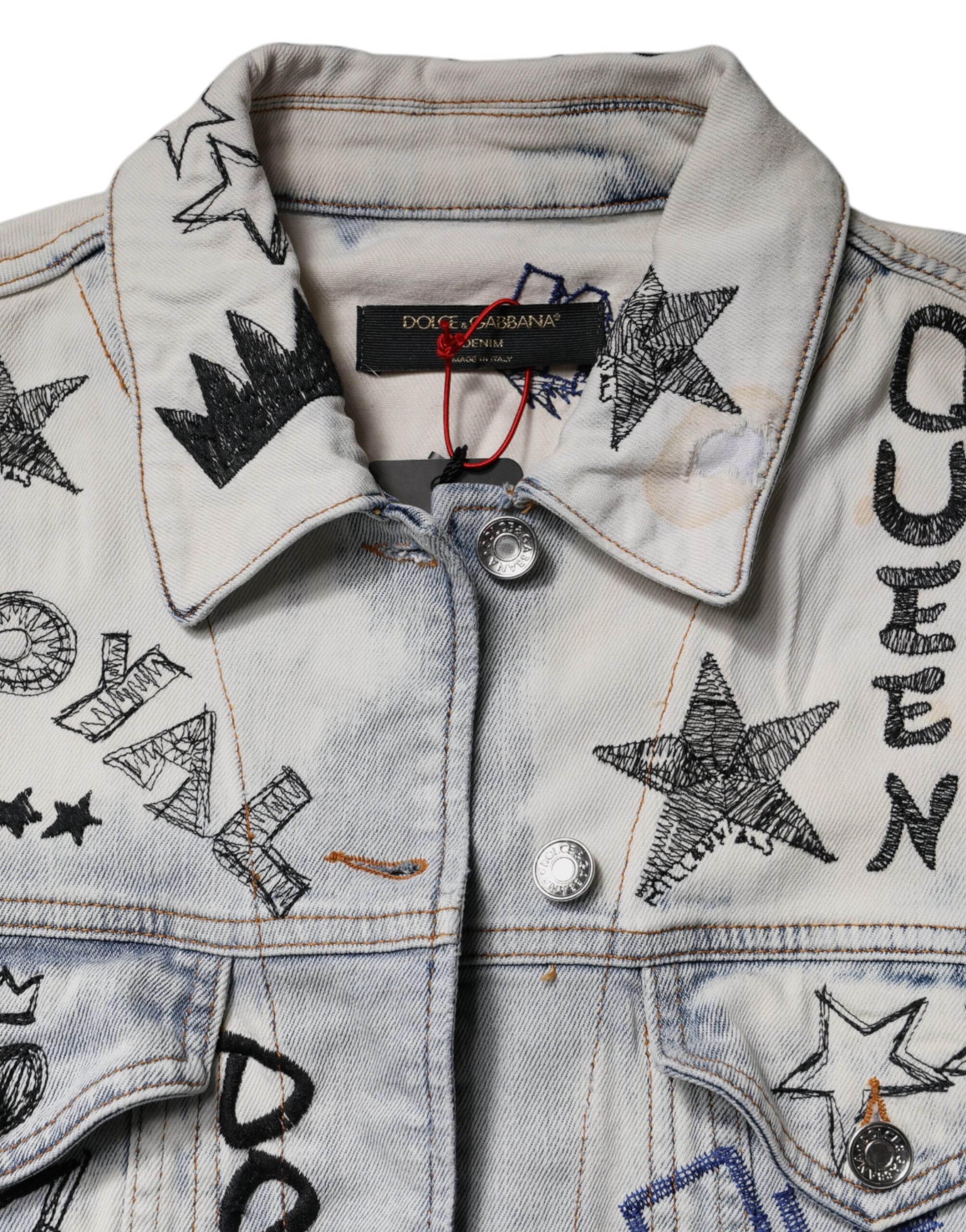Hellblaue Jeansjacke mit Graffiti-Knopfleiste