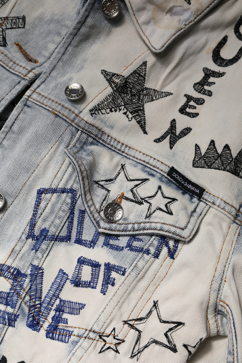 Hellblaue Jeansjacke mit Graffiti-Knopfleiste