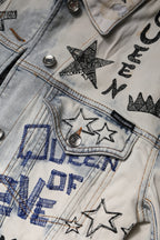 Hellblaue Jeansjacke mit Graffiti-Knopfleiste