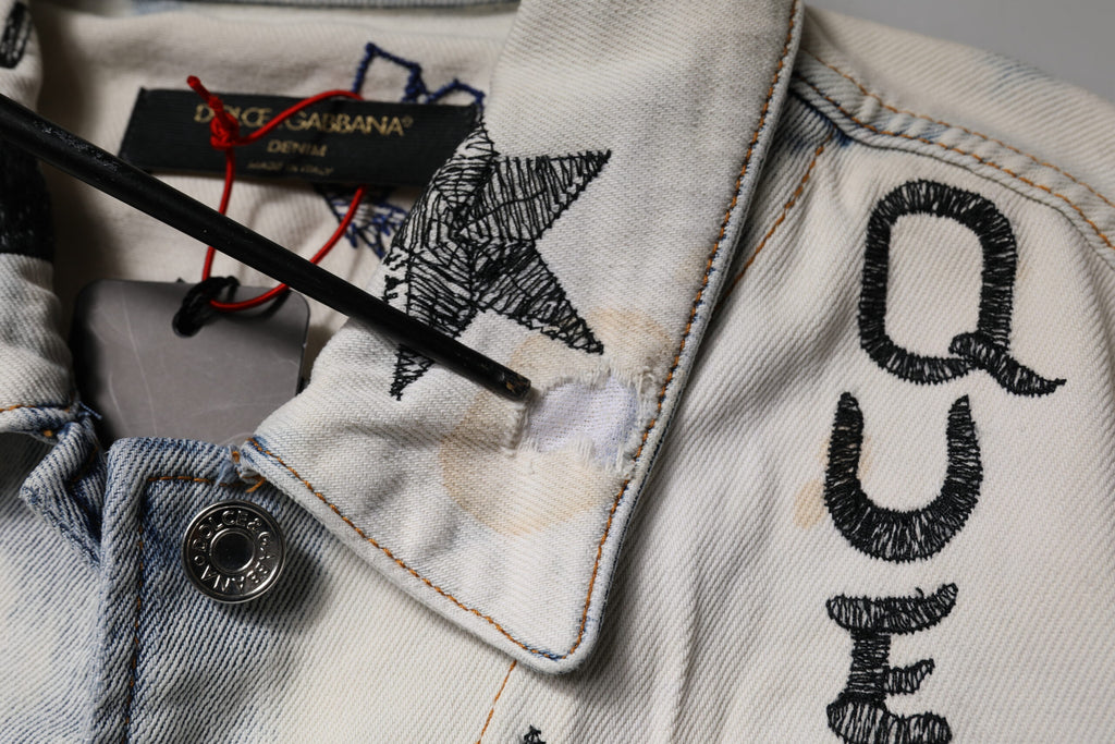 Hellblaue Jeansjacke mit Graffiti-Knopfleiste