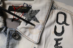 Hellblaue Jeansjacke mit Graffiti-Knopfleiste