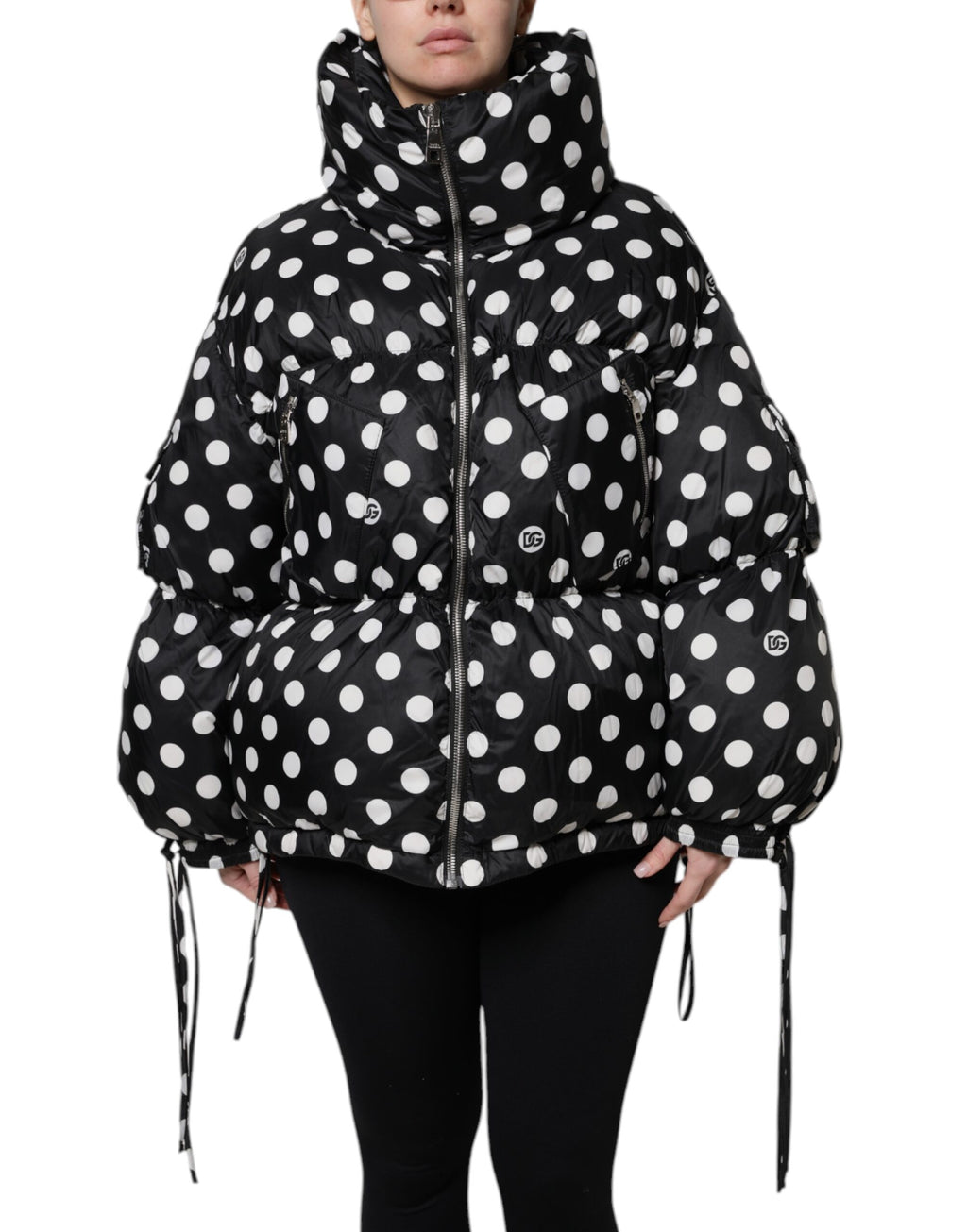 Schwarz-weiße gepunktete Pufferjacke mit durchgehendem Reißverschluss