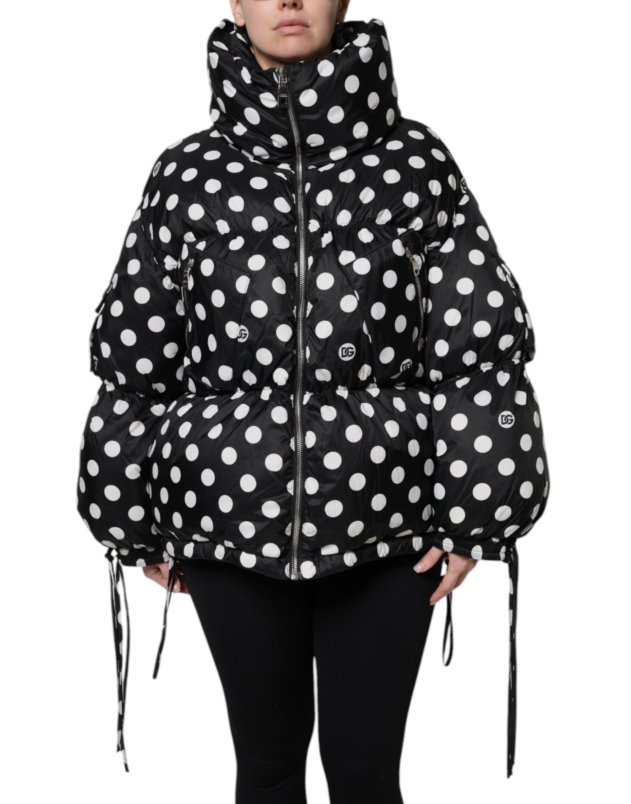 Schwarz-weiße gepunktete Pufferjacke mit durchgehendem Reißverschluss
