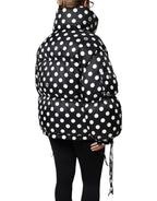 Schwarz-weiße gepunktete Pufferjacke mit durchgehendem Reißverschluss