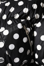 Schwarz-weiße gepunktete Pufferjacke mit durchgehendem Reißverschluss