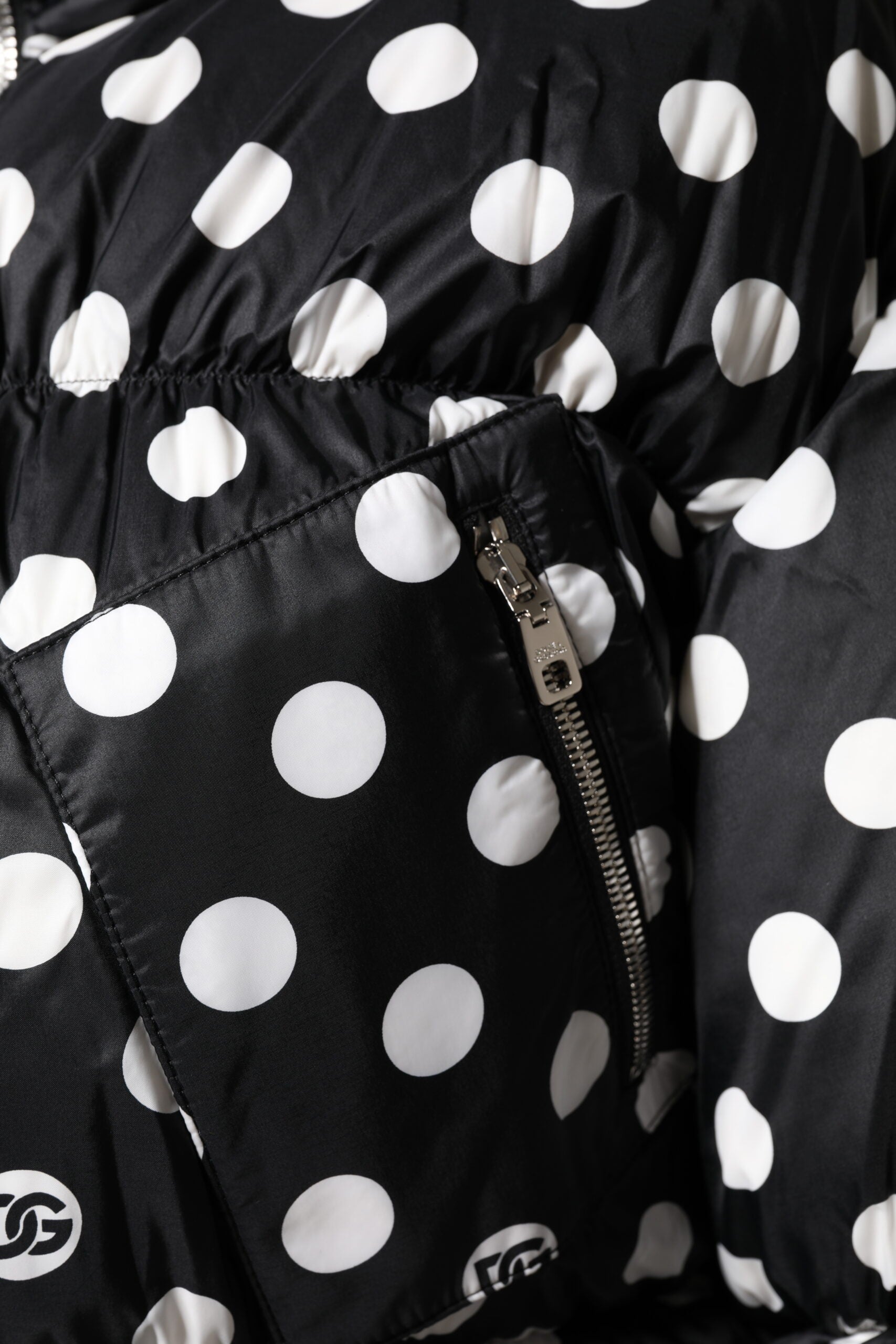 Schwarz-weiße gepunktete Pufferjacke mit durchgehendem Reißverschluss