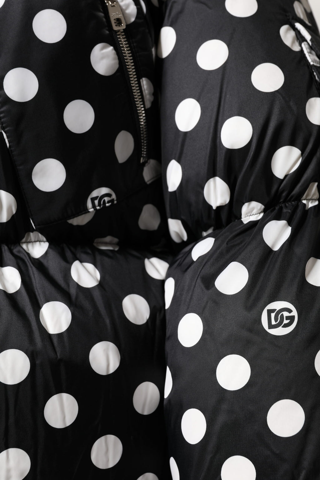Schwarz-weiße gepunktete Pufferjacke mit durchgehendem Reißverschluss