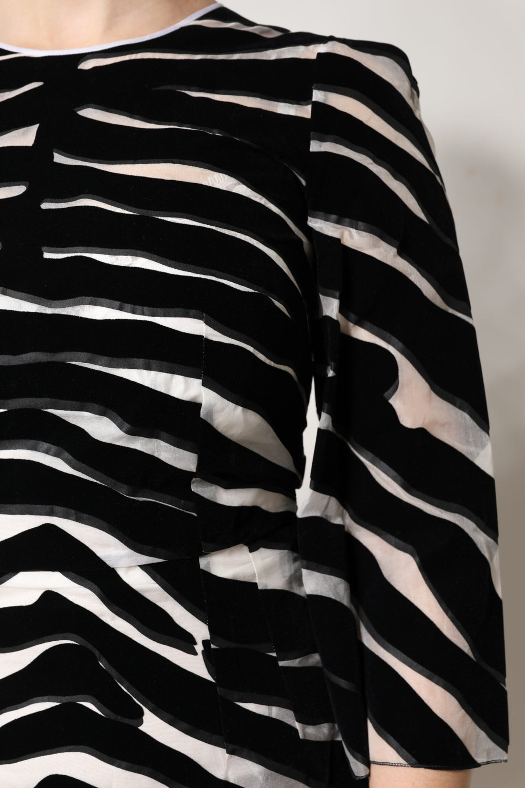 Schwarz-weißes Zebra-Minikleid in A-Linie aus Scheide