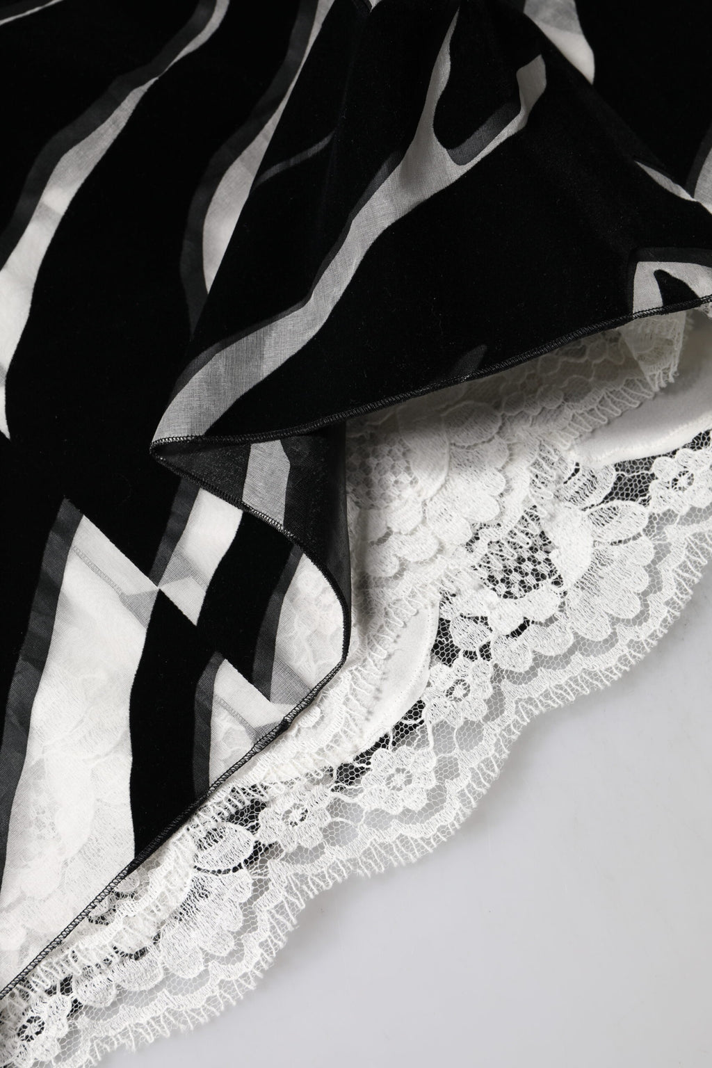 Schwarz-weißes Zebra-Minikleid in A-Linie aus Scheide