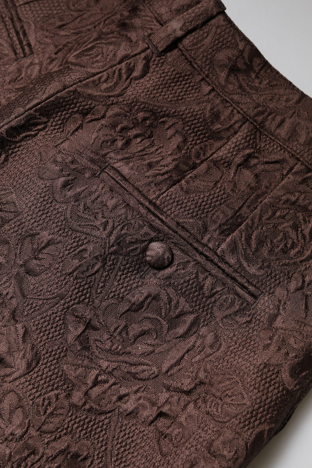Mid Waist Mini Short aus braunem floralem Brokat