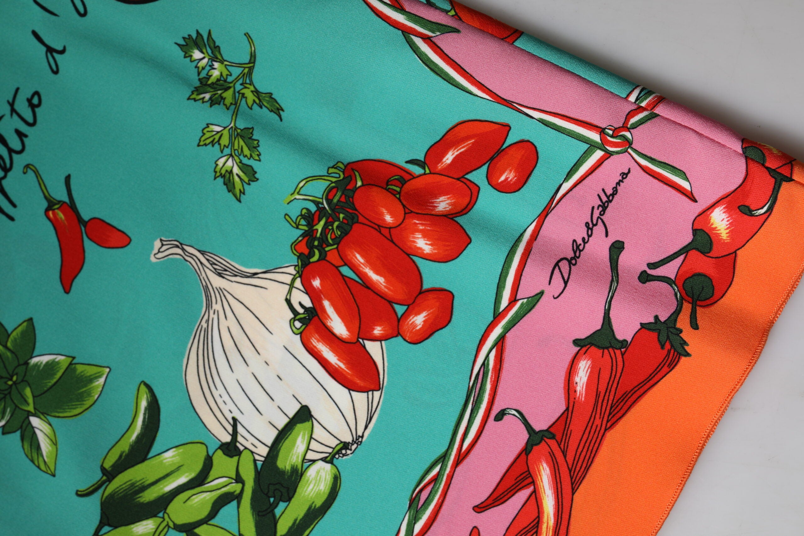 Buntes ärmelloses Seidentop mit Blumenmuster