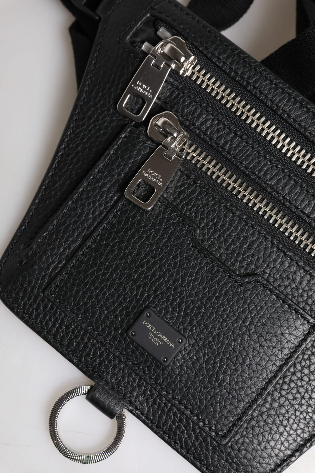 Gürteltasche für Herren aus schwarzem Kalbsleder mit Logo-Plakette