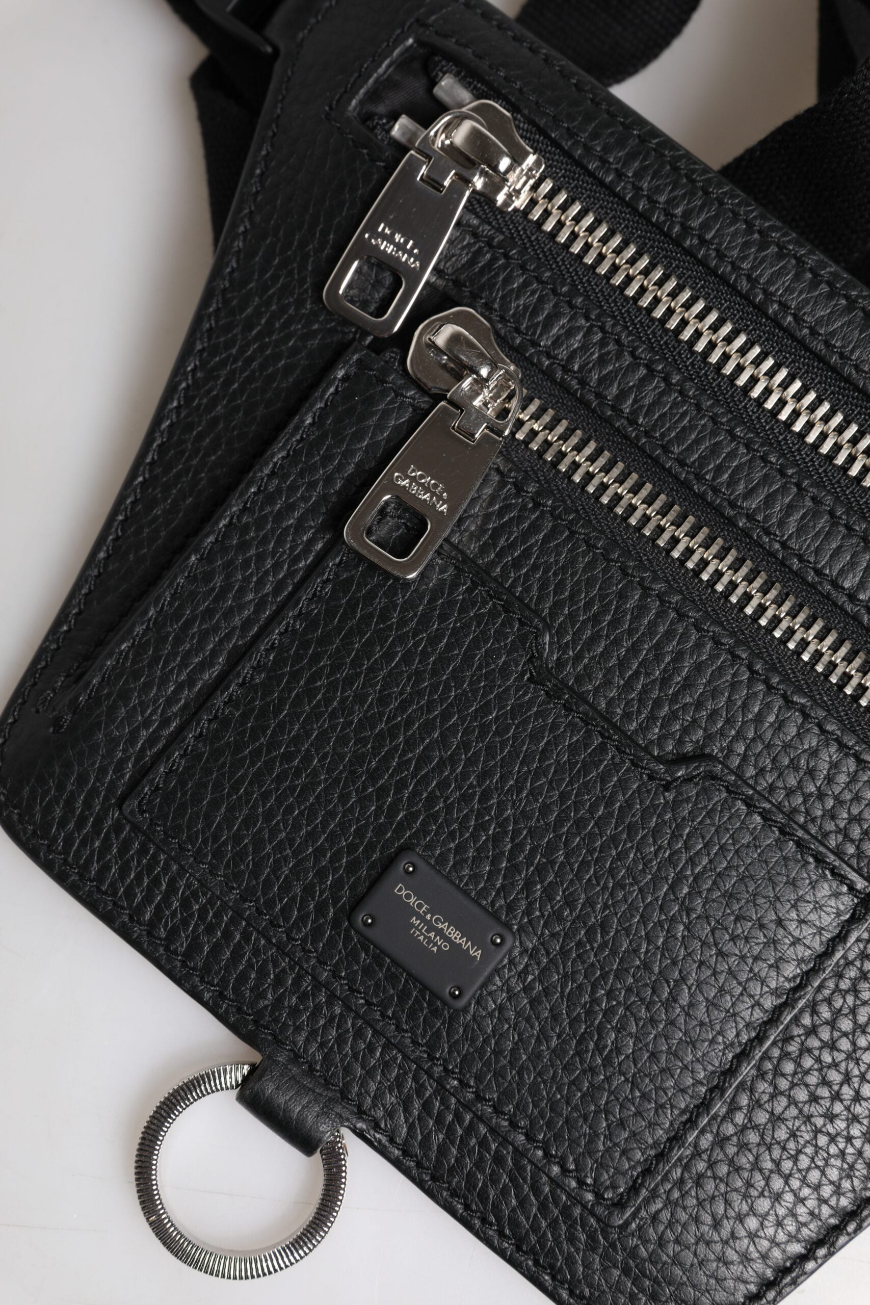 Gürteltasche für Herren aus schwarzem Kalbsleder mit Logo-Plakette