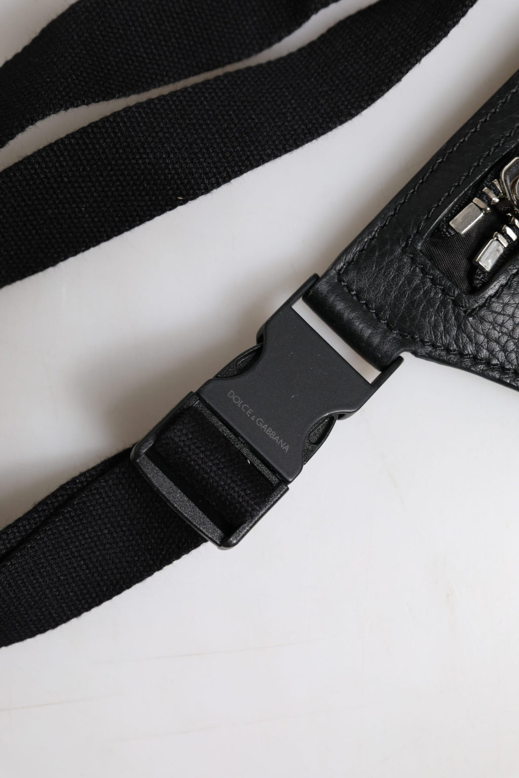 Gürteltasche für Herren aus schwarzem Kalbsleder mit Logo-Plakette