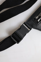 Gürteltasche für Herren aus schwarzem Kalbsleder mit Logo-Plakette