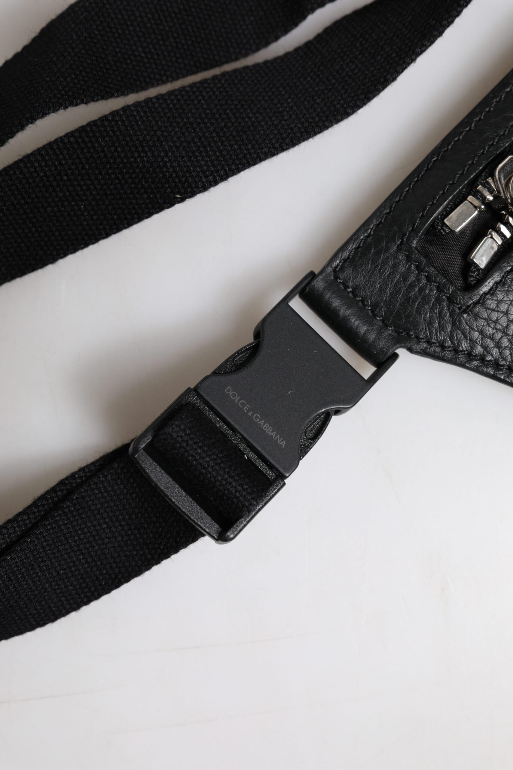 Gürteltasche für Herren aus schwarzem Kalbsleder mit Logo-Plakette