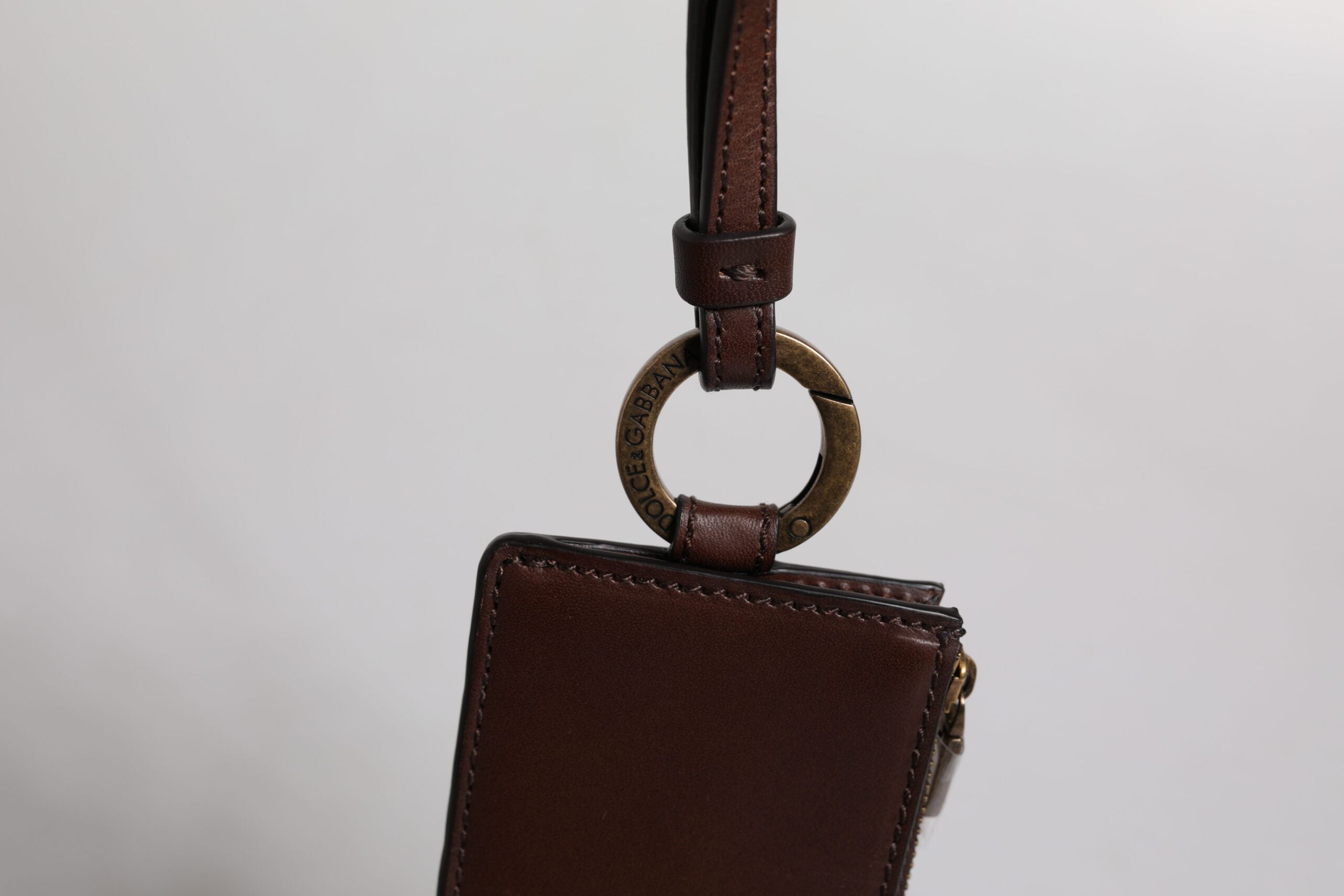 Portemonnaie-Kartenhalter mit Umhängeband aus braunem Kalbsleder mit Logo