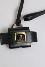 Airpods Hülle aus schwarzem Leder mit goldfarbener Metall-Logo-Plakette