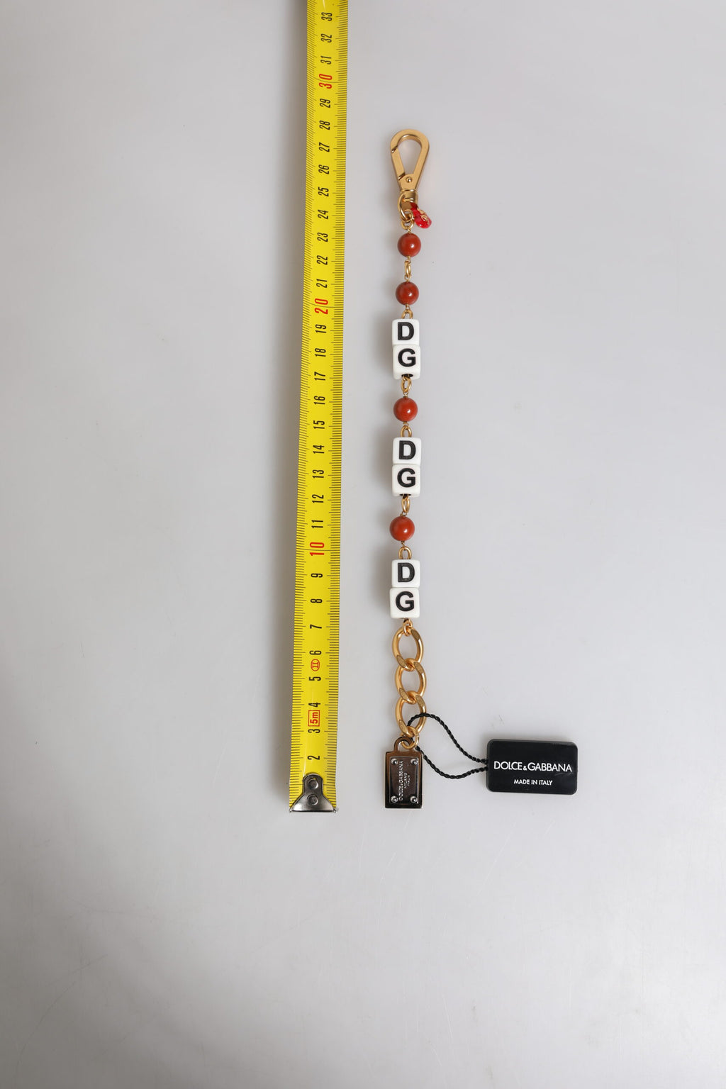 Mehrfarbiges Armband mit Würfeln und DG-Logo aus goldfarbenem Messing