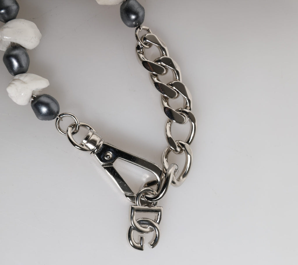 Armband mit Muschel-, DG-Logo- und Perlenanhänger aus silberfarbenem Messing