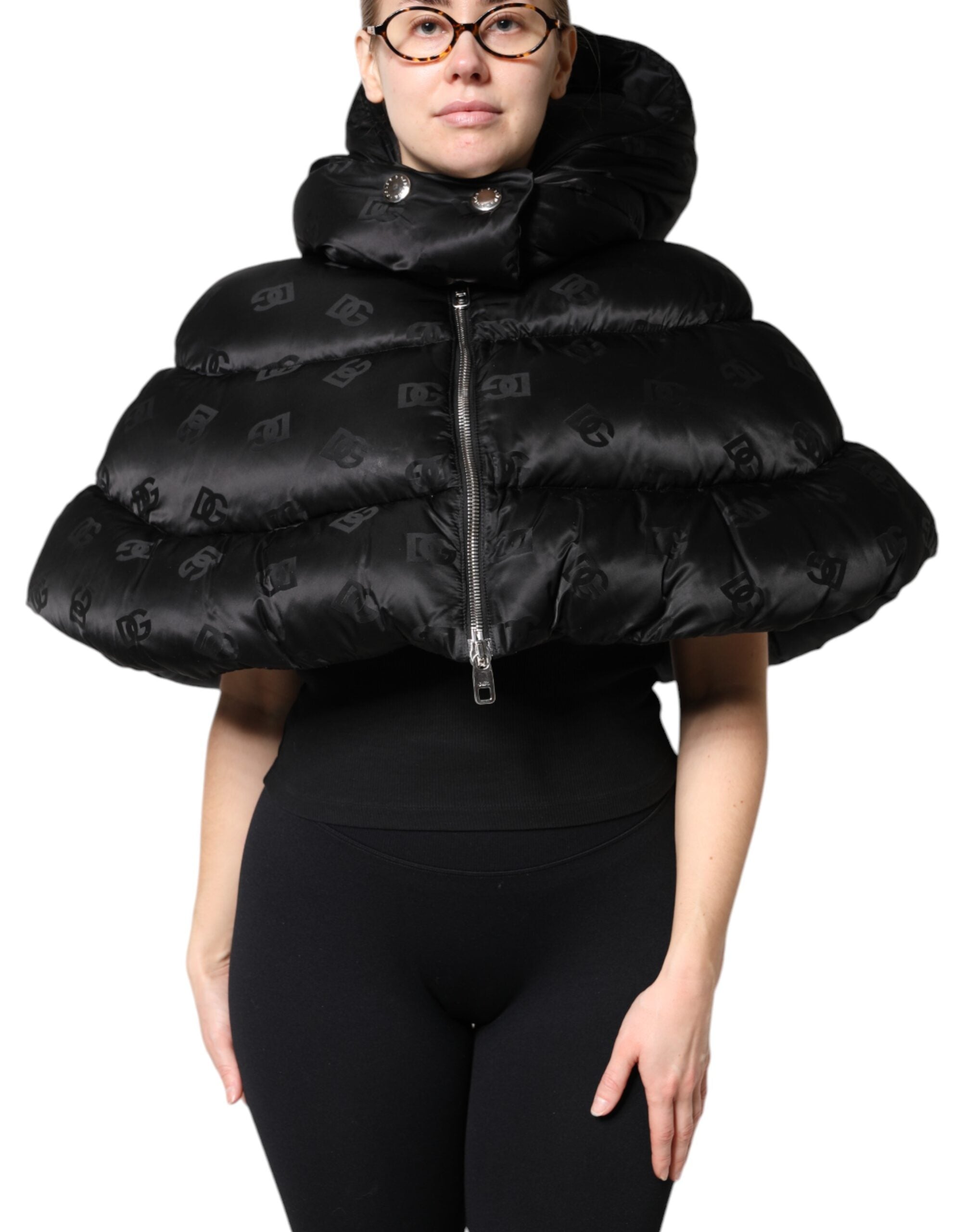 Schwarze, wattierte Pufferjacke mit Kapuze, durchgehendem Reißverschluss, in Cropped-Passform