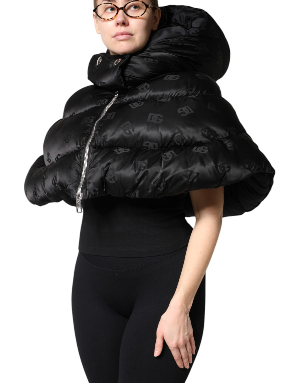 Schwarze, wattierte Pufferjacke mit Kapuze, durchgehendem Reißverschluss, in Cropped-Passform