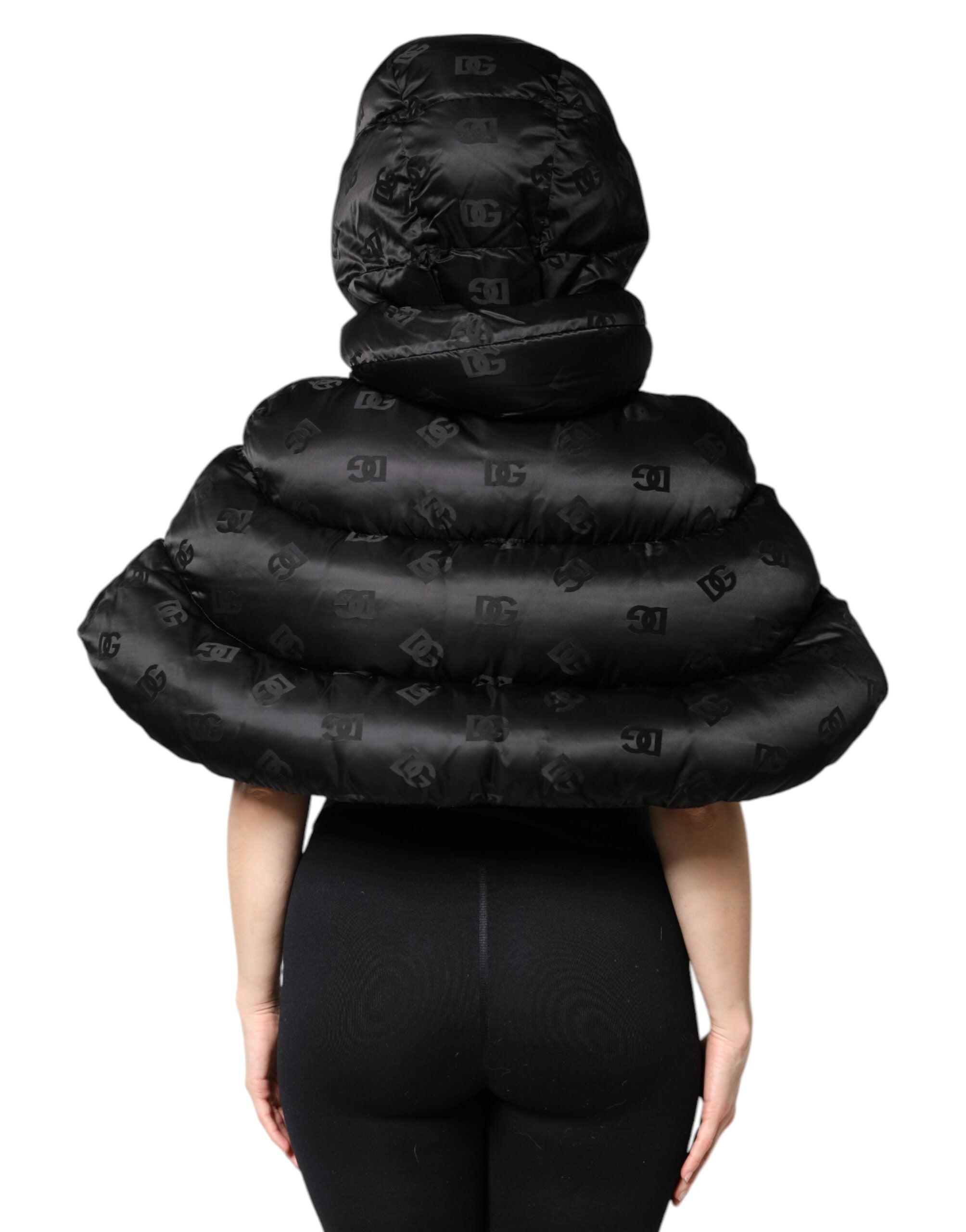 Schwarze, wattierte Pufferjacke mit Kapuze, durchgehendem Reißverschluss, in Cropped-Passform