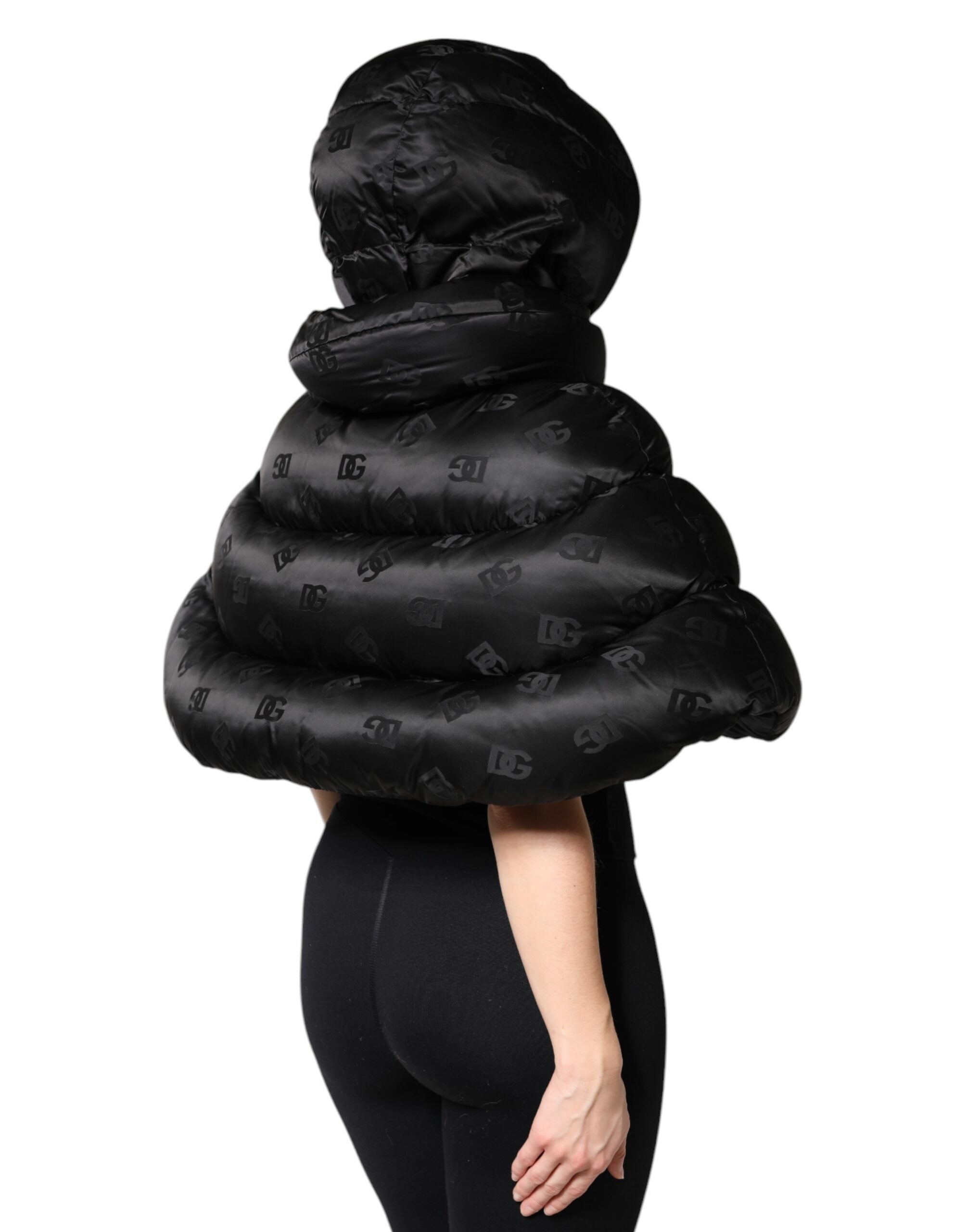 Schwarze, wattierte Pufferjacke mit Kapuze, durchgehendem Reißverschluss, in Cropped-Passform