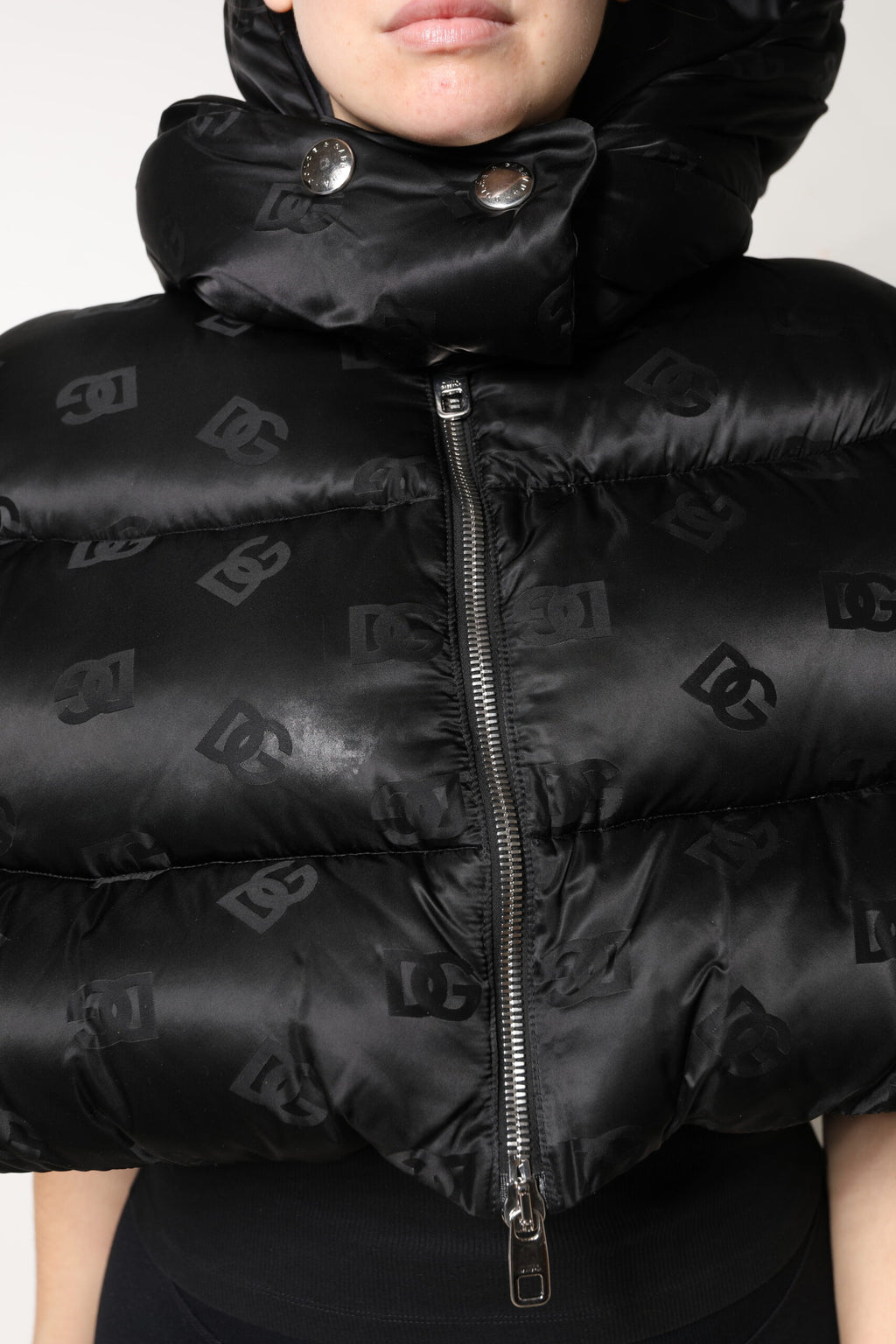 Schwarze, wattierte Pufferjacke mit Kapuze, durchgehendem Reißverschluss, in Cropped-Passform