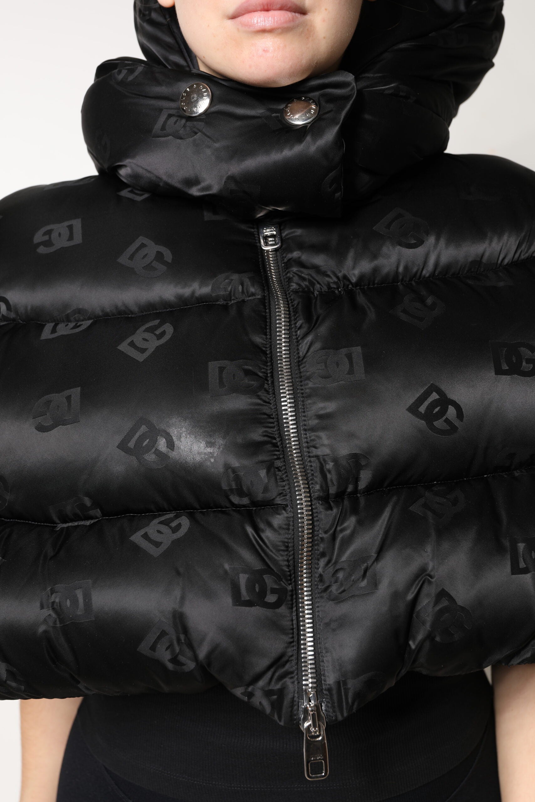Schwarze, wattierte Pufferjacke mit Kapuze, durchgehendem Reißverschluss, in Cropped-Passform