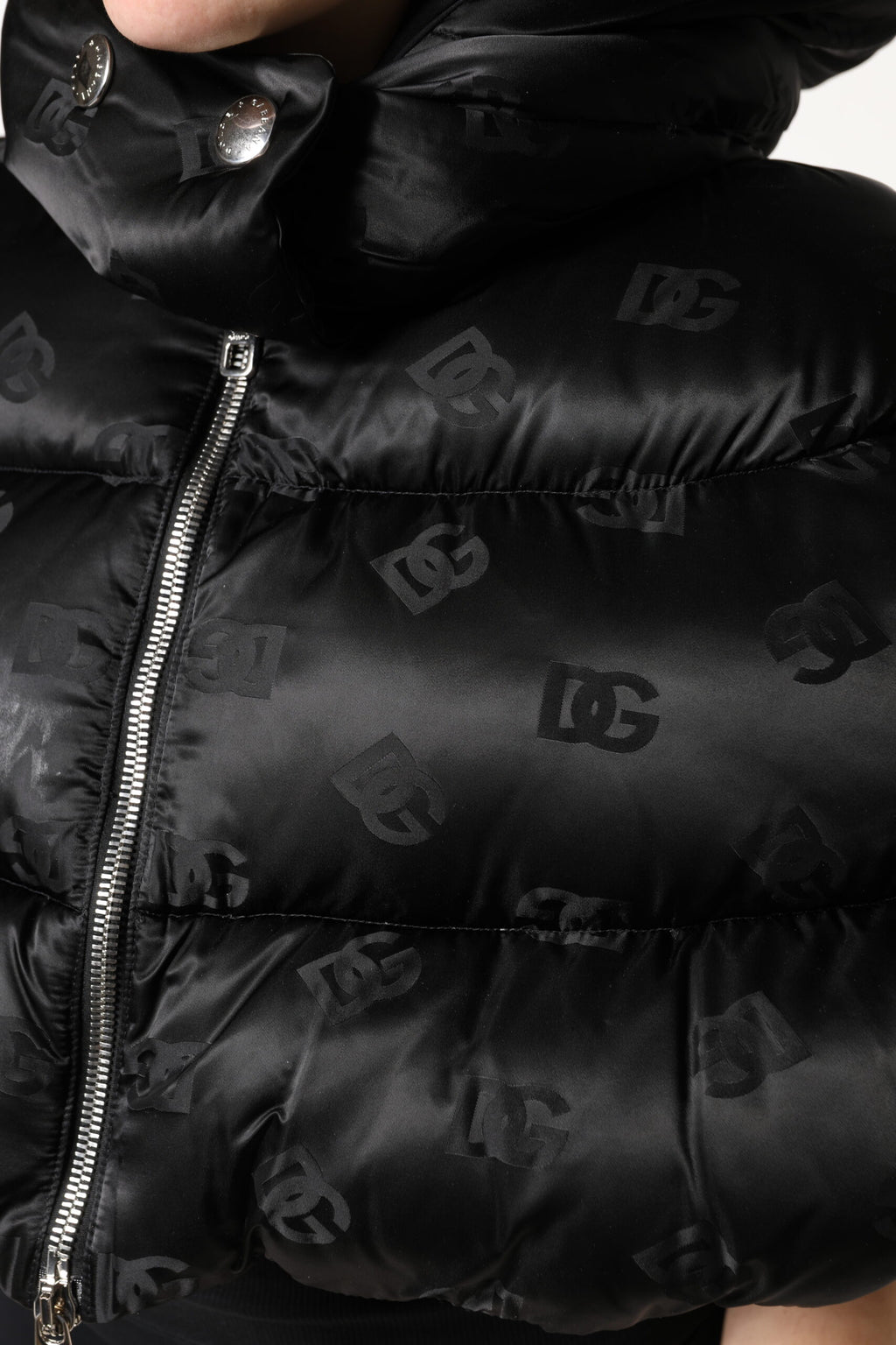 Schwarze, wattierte Pufferjacke mit Kapuze, durchgehendem Reißverschluss, in Cropped-Passform