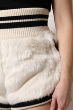 Weiße Hot Pants aus Kunstpelz mit hoher Taille