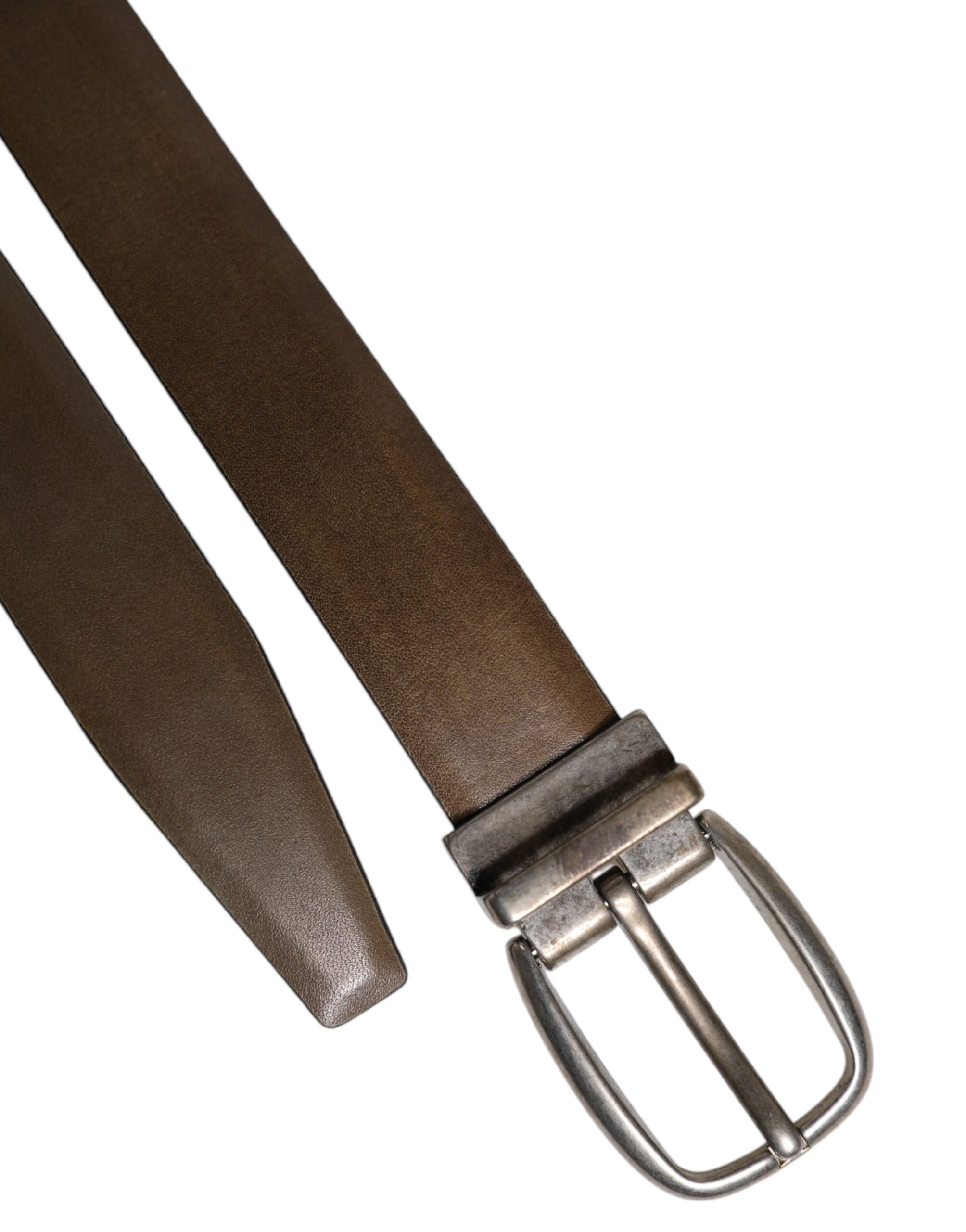 Brauner Ledergürtel mit klassischer Metallschnalle