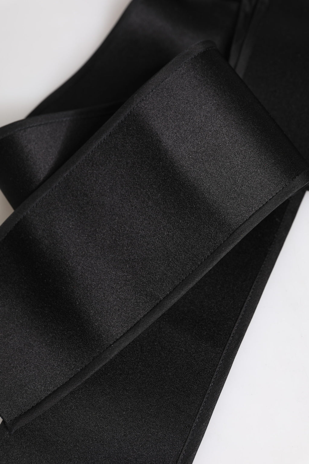 Breiter Taillengürtel aus schwarzem Satin