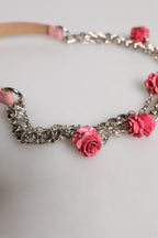 Rosa verzierter Gürtel aus texturiertem Leder mit Rosenmotiv