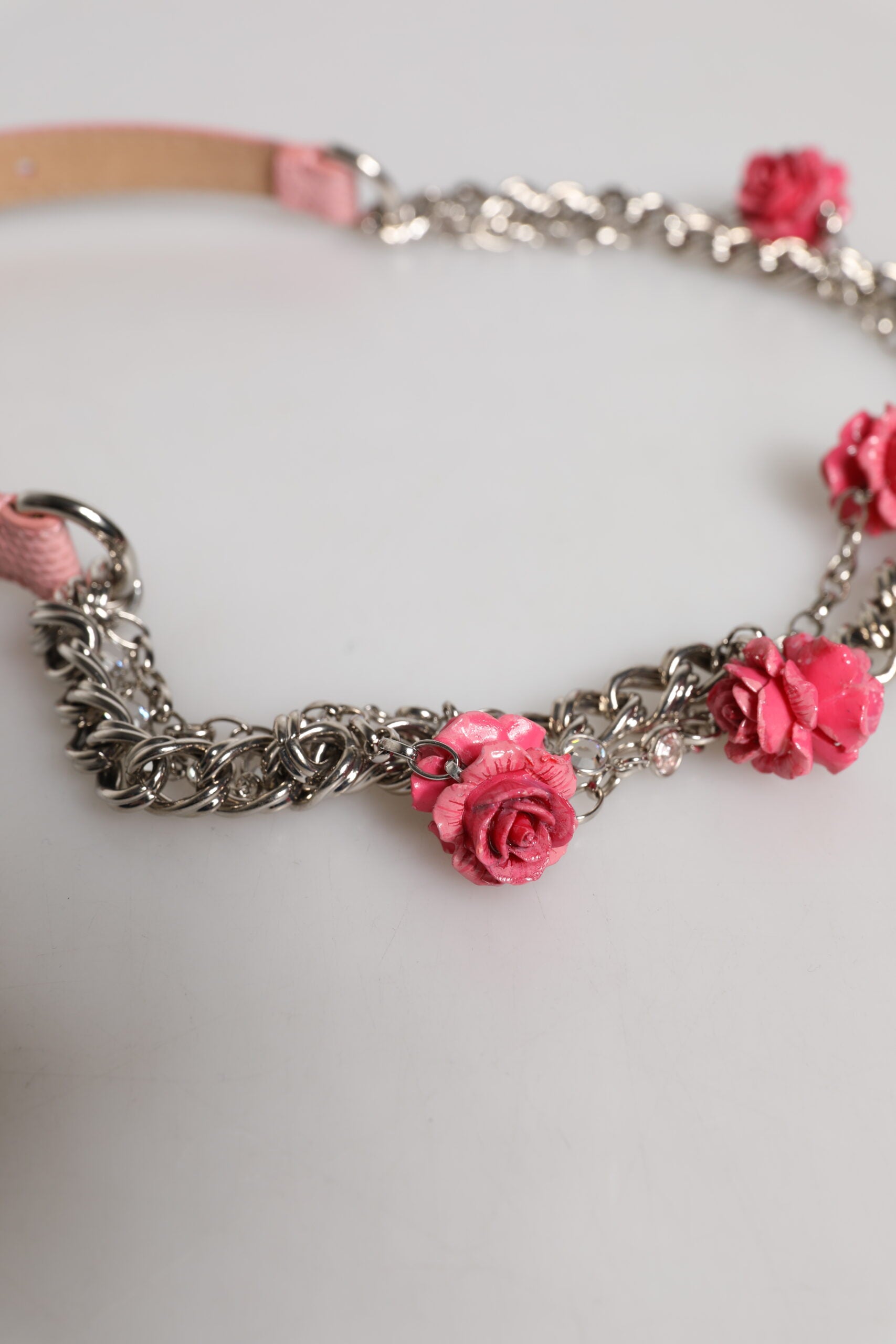 Rosa verzierter Gürtel aus texturiertem Leder mit Rosenmotiv