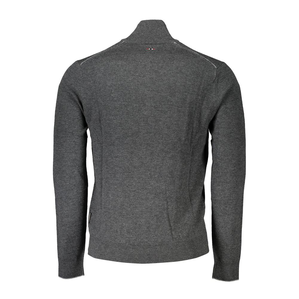 Grauer Herrenpullover aus Stoff