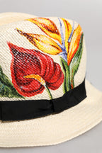 Beiger Fedora-Hut mit breiter Krempe aus Stroh mit Blumenmuster