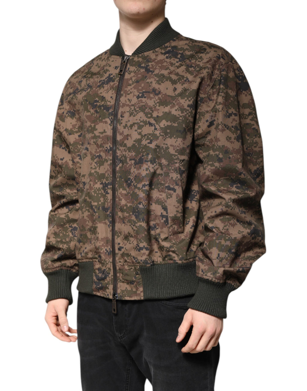 Bomberjacke im braunen Camouflage-Muster mit durchgehendem Reißverschluss