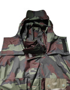 Bunte Camouflage-Jacke mit Knöpfen und Kapuze