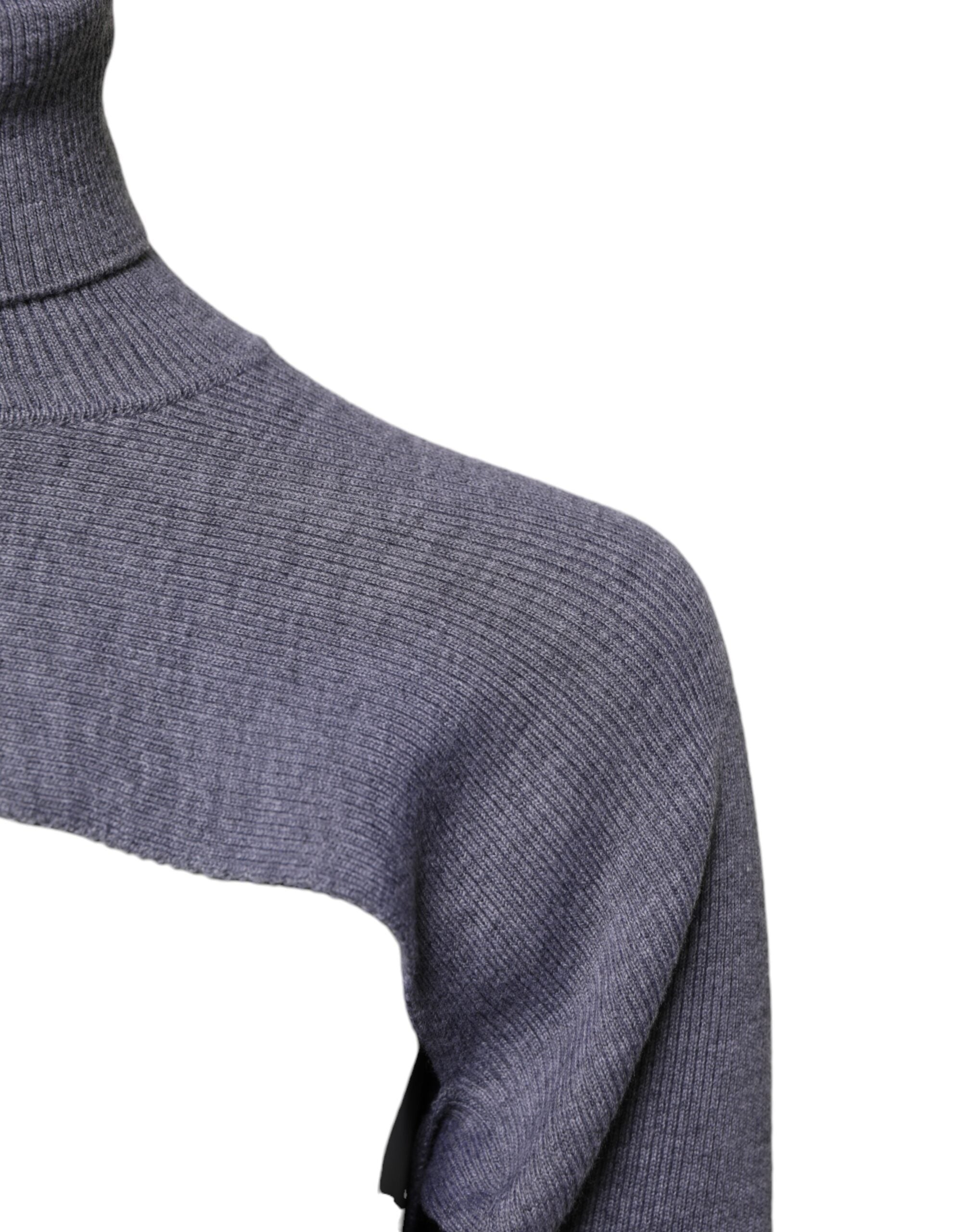 Grauer Strickpullover aus Wolle mit Rollkragen, bauchfrei