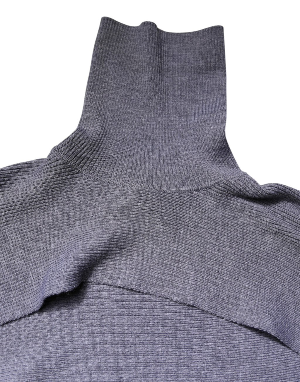 Grauer Strickpullover aus Wolle mit Rollkragen, bauchfrei