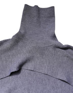 Grauer Strickpullover aus Wolle mit Rollkragen, bauchfrei