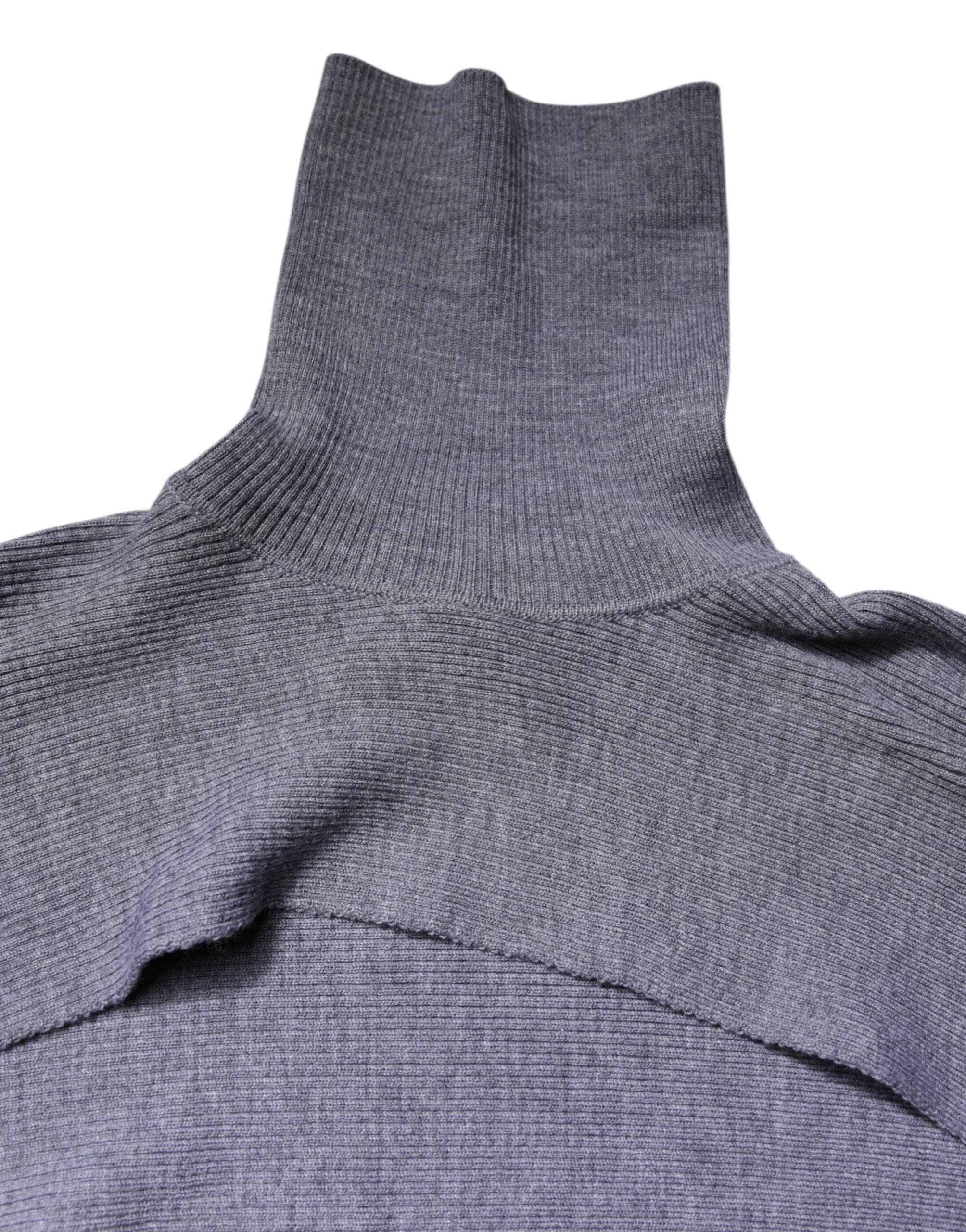 Grauer Strickpullover aus Wolle mit Rollkragen, bauchfrei